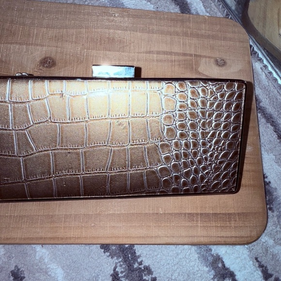 BRONZE HARDSHELL FAUX CROCODILE METAL FRAME CLUTCH W CHAIN AMD METAL CLASP - Picture 5 of 14